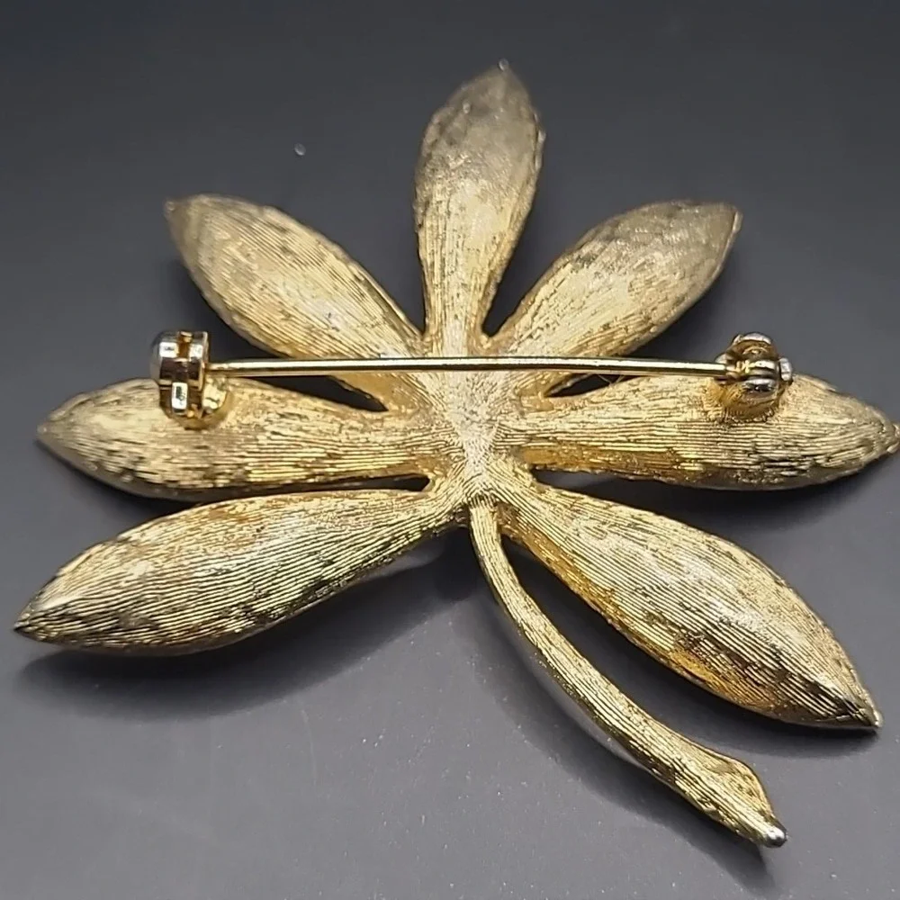 Vintage Leaf Brooch Woman Gold Tone Textured Fan Foliage Pin‎ Accessory